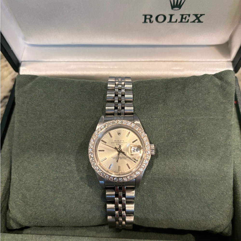 Rolex Silver Luxury Timepiece with Stainless Steel Band - Picture 4 of 10